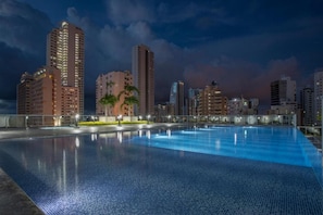 A swimming pool with a cityscape in the background. - by Calamari.Homes - Infinitum 3302 - Bocagrande (Bocagrande)