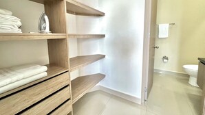 Shower, hair dryer, towels, soap - by Calamari.Homes - Infinitum 3302 - Bocagrande (Bocagrande)