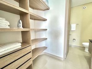 Shower, hair dryer, towels, soap - by Calamari.Homes - Infinitum 3302 - Bocagrande (Bocagrande)