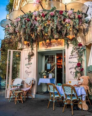 A restaurant with outdoor seating, a sign reading 'Lunch Dinner,' and a teddy bear decoration. - Luxury at the foot of the Eiffel!! (Paris)