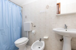 A bathroom with a toilet, bidet, and sink. - Visitsicilia Saramia 1 (Balestrate)