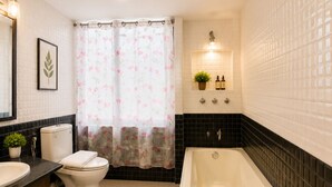 Habitación doble estándar | Baño | Regadera, toallas, jabón, shampoo 