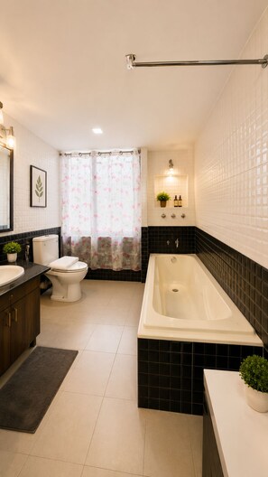 Standard-Doppelzimmer | Badezimmer | Dusche, Handtücher, Seife, Shampoo