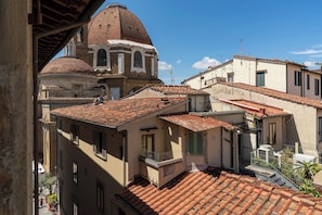 A view of a historic building with a dome and tiled roofs. - w* | Enchanting Apartment in the Heart of Florence (Firenze)