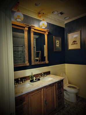 Bathroom - Jefferson Island Garden Cottage King Bed + Complimentary Garden Tour (New Iberia)