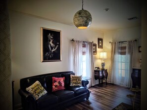 Living area - Jefferson Island Garden Cottage King Bed + Complimentary Garden Tour (New Iberia)