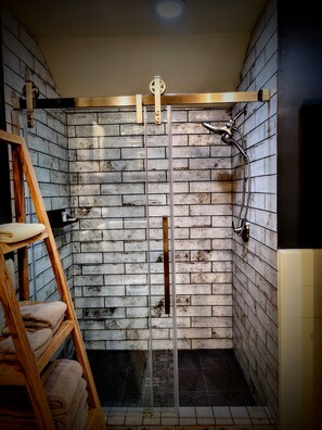 Bathroom - Jefferson Island Garden Cottage King Bed + Complimentary Garden Tour (New Iberia)