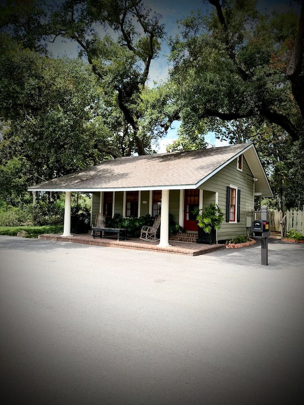 Exterior - Jefferson Island Garden Cottage King Bed + Complimentary Garden Tour (New Iberia)