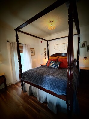 Room - Jefferson Island Garden Cottage King Bed + Complimentary Garden Tour (New Iberia)