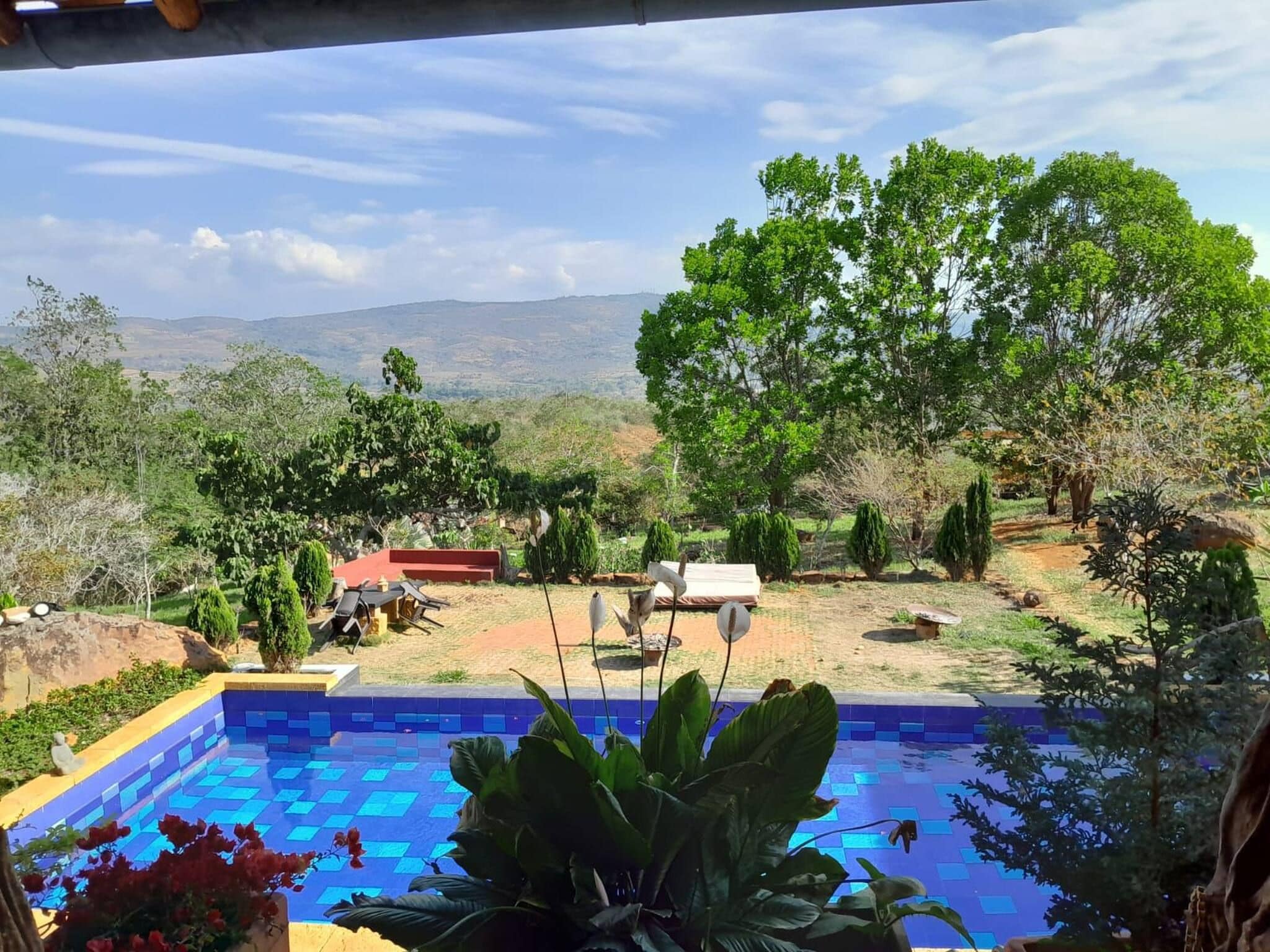 Una piscina con vistas a un paisaje montañoso.