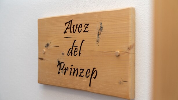 Puinen kyltti, jossa lukee ”Avez del Prinzep”, on kiinnitetty seinään.
