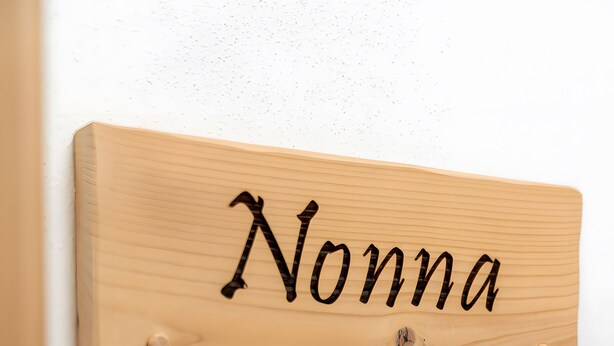 Puinen nimikyltti, jossa lukee ”Nonna Giulia”, on kiinnitetty seinään.