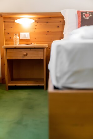 A wooden bedside table with a lamp, a small drawer, and a glass jar. - Sas Gros Double Room – Cozy Alpine Retreat for Two (San Sebastiano)