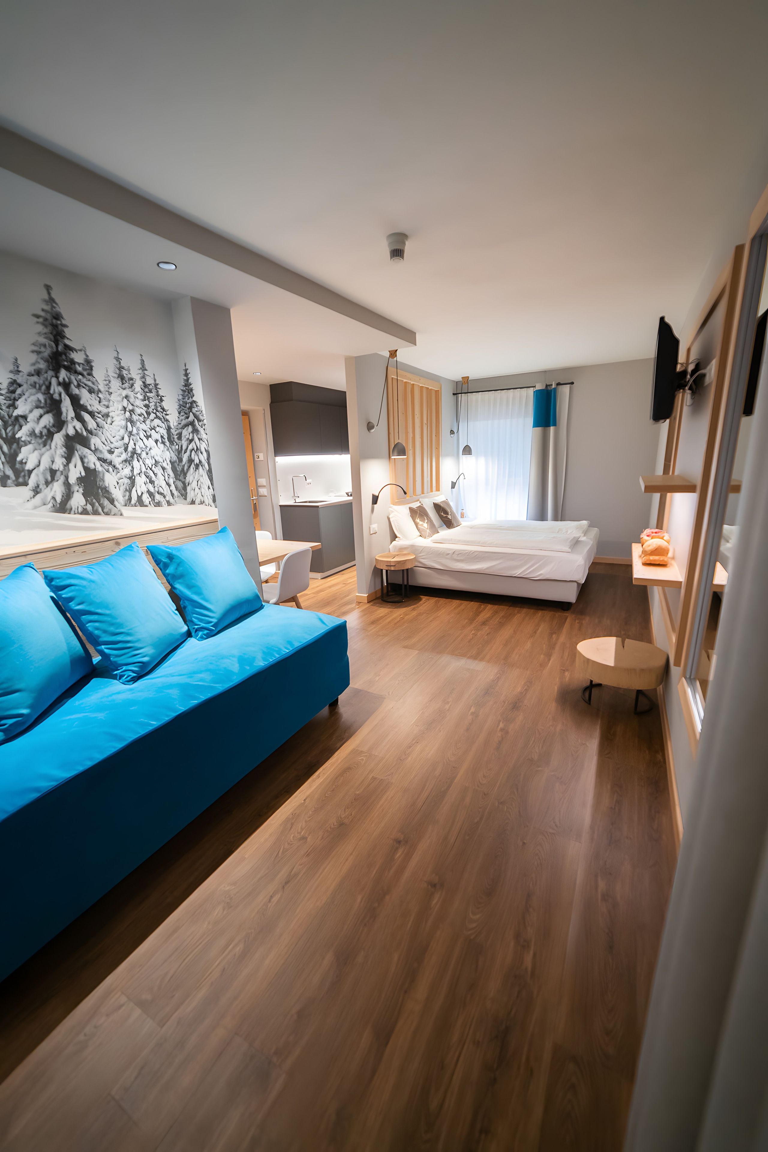 Tabla de planchar con plancha, wifi, ropa de cama