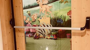 Une porte en bois avec un panneau de verre représentant un cerf de dessin animé et un paysage forestier.