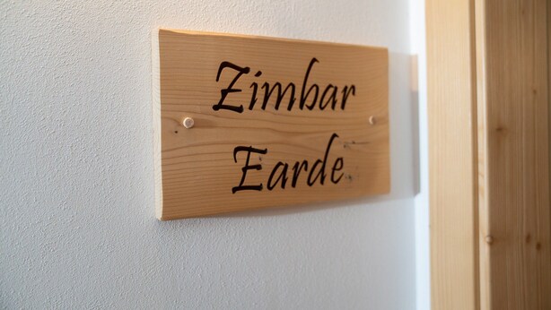 Et træskilt med teksten 'Zimbar Earde'.