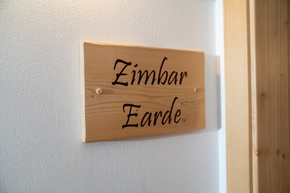 Un cartello di legno con la scritta 'Zimbar Earde'.