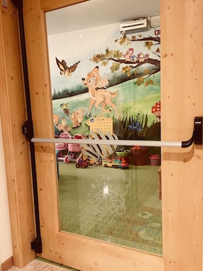 A wooden door with a glass panel featuring a cartoon deer and forest scene. - 'Betulla' Room with Mountain View, Shared Terrace, and Wi-Fi (San Sebastiano)