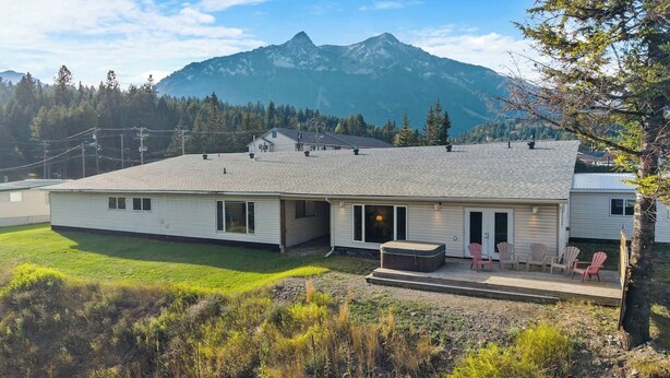 Un bâtiment à deux étages doté d’un patio et offrant une vue sur les montagnes.