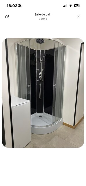 Bathroom - Vrbo Property (Saint-Eugène)