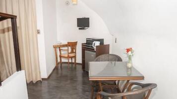Habitació doble superior, pati, vistes al jardí | Servei de restauració
