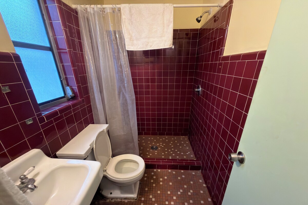 Quarto, 1 cama King, para não fumantes | Banheiro | Produtos de toalete grátis, toalhas de banho
