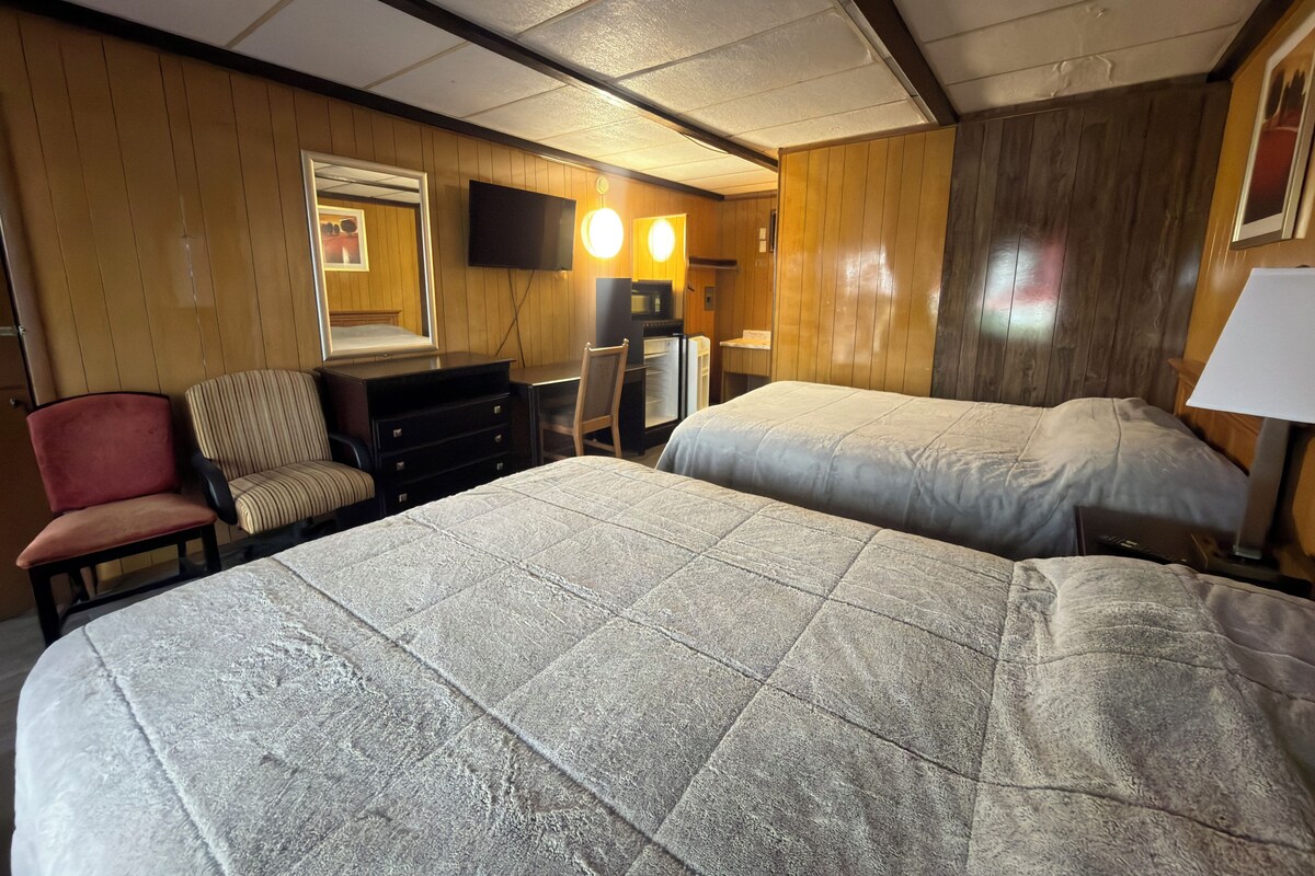 Quarto, 2 camas Queen, para não fumantes | Escrivaninha, Wi-Fi de cortesia