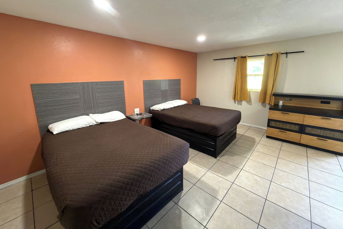Quarto, 2 camas de casal, para não fumantes, cozinha americana | Escrivaninha, ferros/tábuas de passar roupa, Wi-Fi de cortesia
