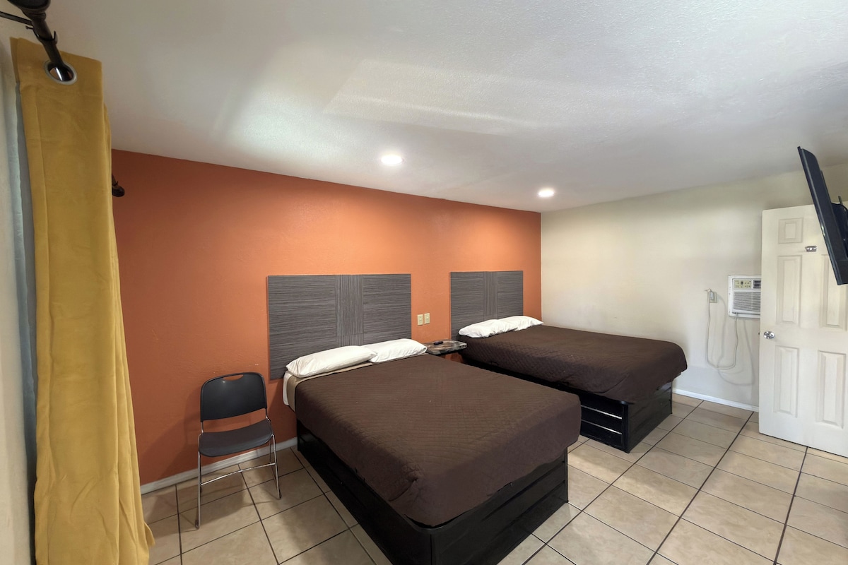 Quarto, 2 camas de casal, para não fumantes | Escrivaninha, ferros/tábuas de passar roupa, Wi-Fi de cortesia