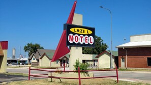 A motel sign with the name 'LAZE L MOTEL' and a number '1027'. - La-Ze L Motel Cushing OK (Cushing)