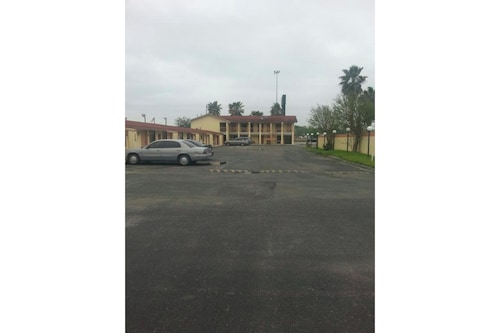 Deluxe Inn Motel