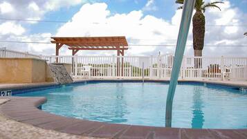 Una piscina al aire libre