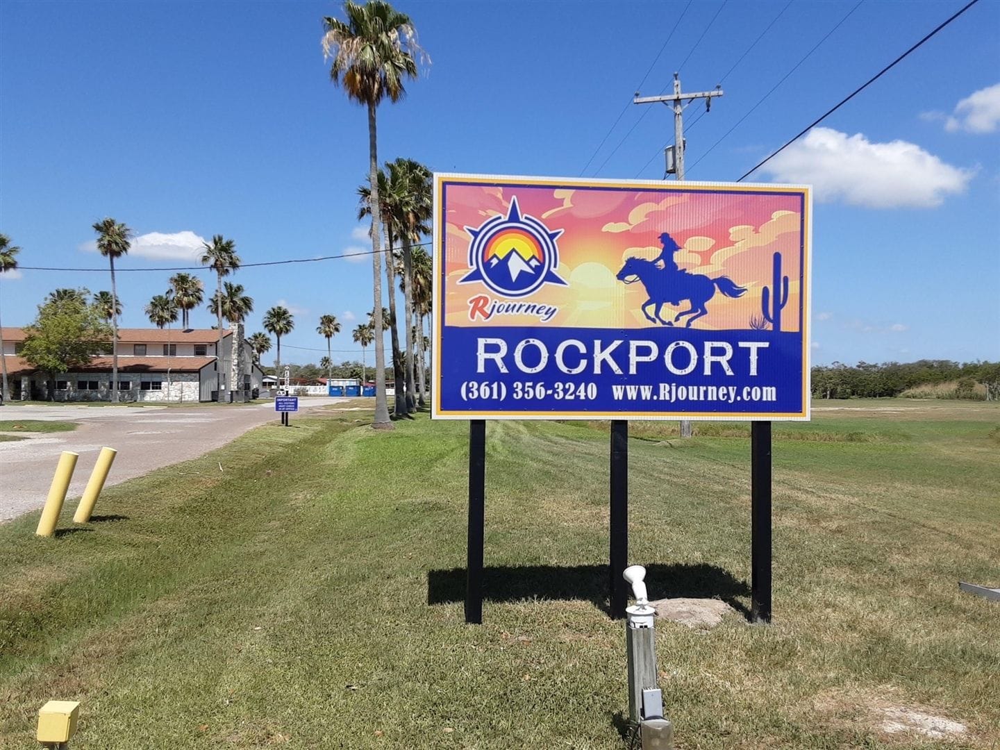 Letrero de un hotel llamado 'ROCKPORT' con información de contacto y una dirección web.