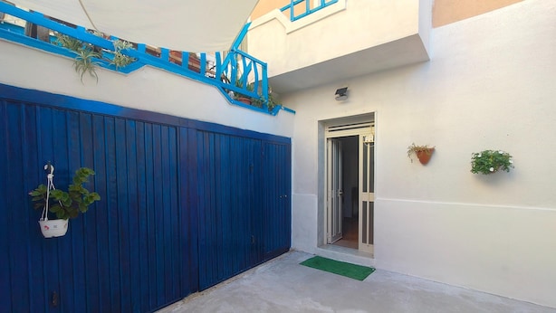 A blue gate, a small entrance, and a potted plant. - Garden, Terrace and Private Parking (Orgosolo)