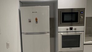 Cuina amb un frigorífic Brandt, un microones i un forn.