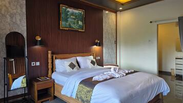 Una habitación de hotel con una cama de madera, una mesita de noche, un espejo y un cuadro colgado en la pared.