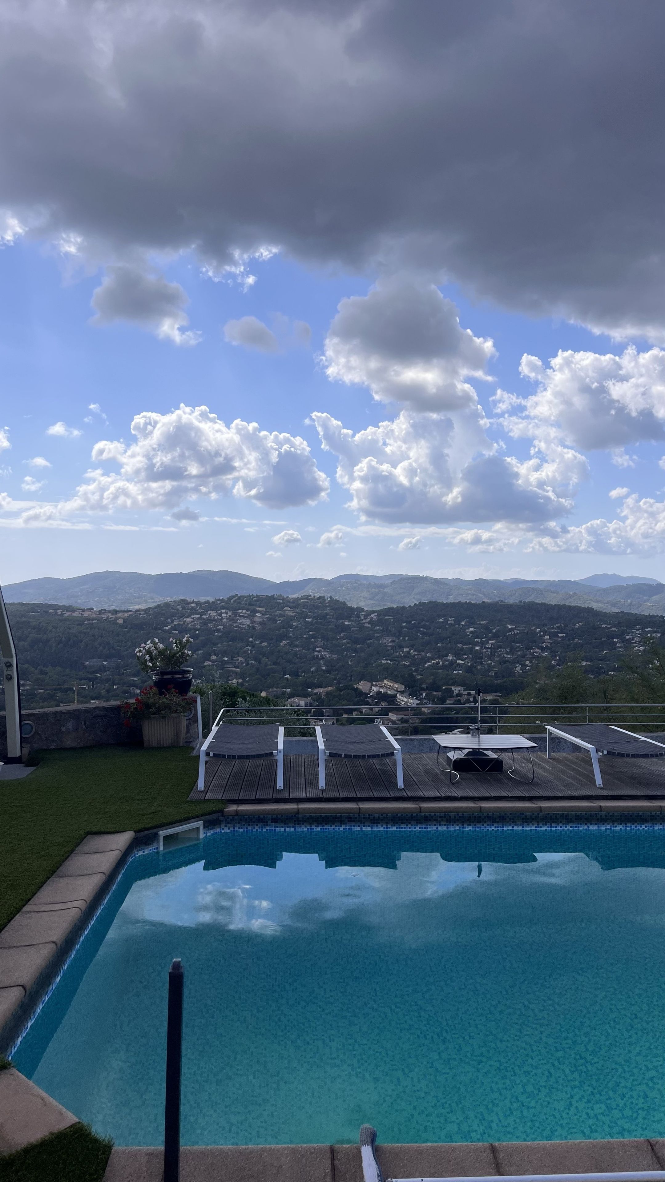 Une piscine avec vue sur un paysage montagneux.