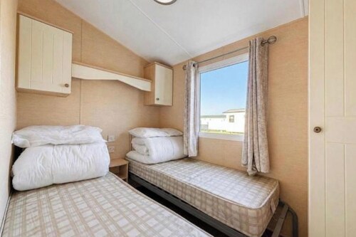 Cabin Sleeps 8 With Pool and Parking