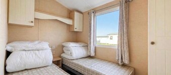 Cabin Sleeps 8 With Pool and Parking