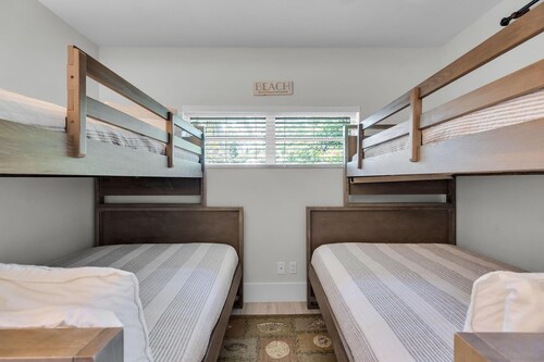 Islamorada Townhome with Direct Ocean Views, Dockage & Pool