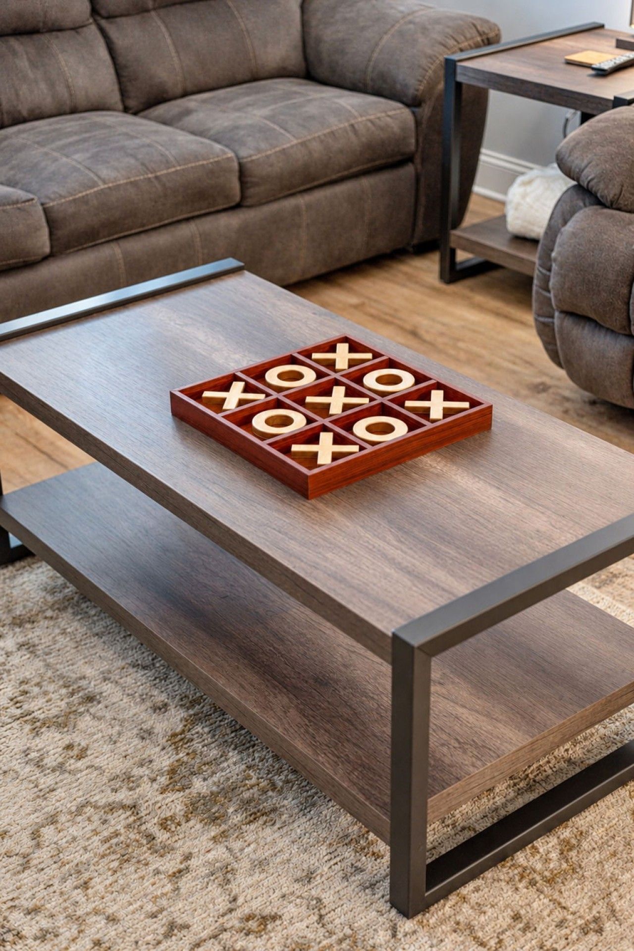 Un jeu de morpion en bois, posé sur une table basse moderne, dotée d’un plateau foncé et de pieds en métal.