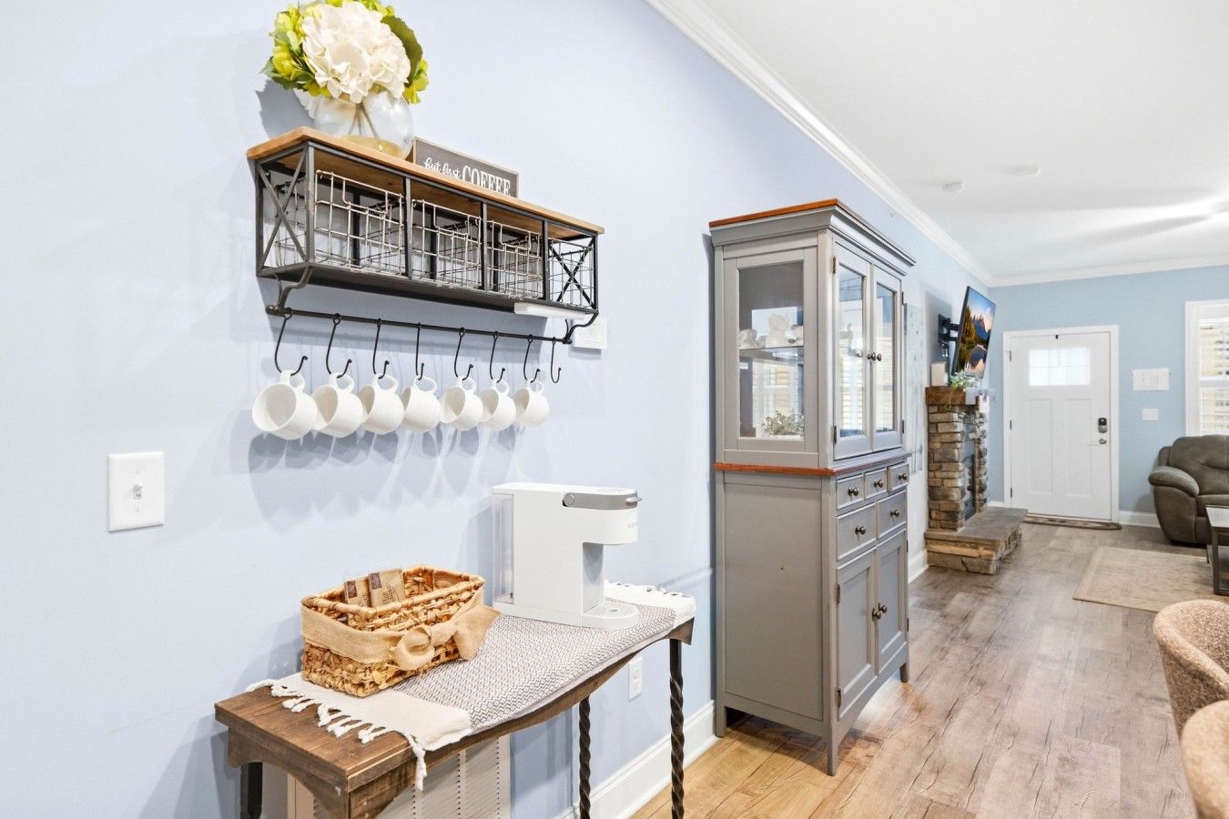 Une cuisine équipée d’un coin café, d’un placard et d’un espace repas avec un canapé.