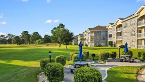 Outdoor dining - Myrtle Beach Condo - Pool View - Near Golf & Beach (Myrtle Beach)