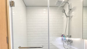 Slaapzaal, 1 slaapkamer, balkon, uitzicht op de stad | Badkamer