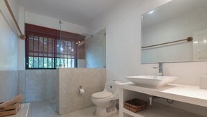 Un bagno moderno con doccia, servizi igienici e lavandino.