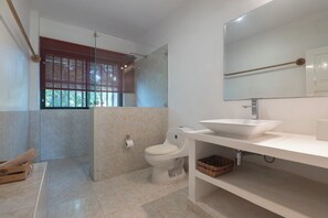 Ein modernes Badezimmer mit Dusche, Toilette und Waschbecken.