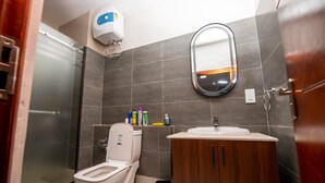 Regadera, toallas, jabón, papel de baño 