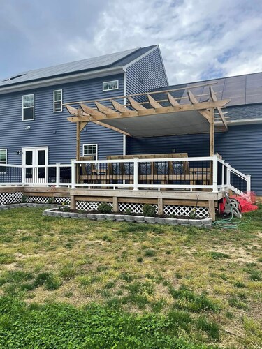 Commissioning Week: Spacious 4+-bedroom house on 2 acres, pool & animal friendly
