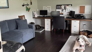 Living area - Commissioning Week: Spacious 4+-bedroom house on 2 acres, pool & animal friendly (Lothian)