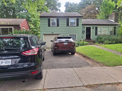 Spacious 4-bedroom house in pleasant Rochester with AC